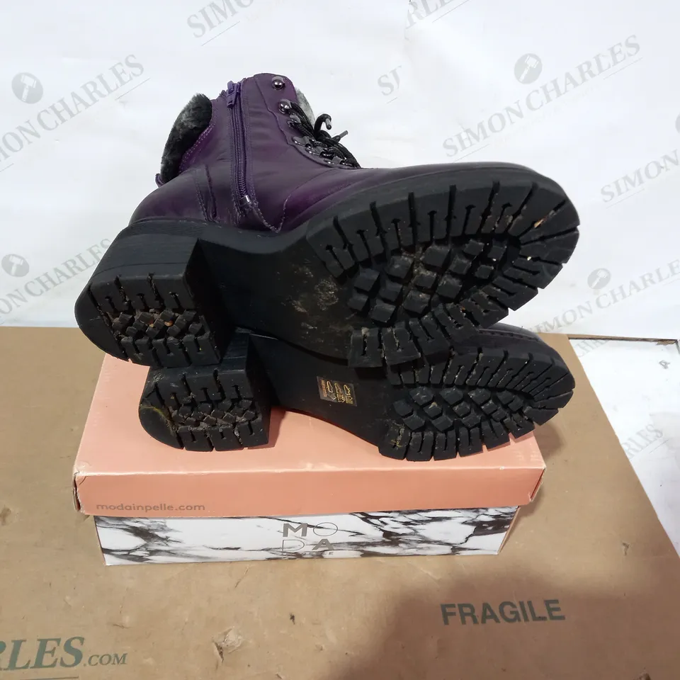 BOXED PAIR OF MODA IN PELLE - SIZE 40