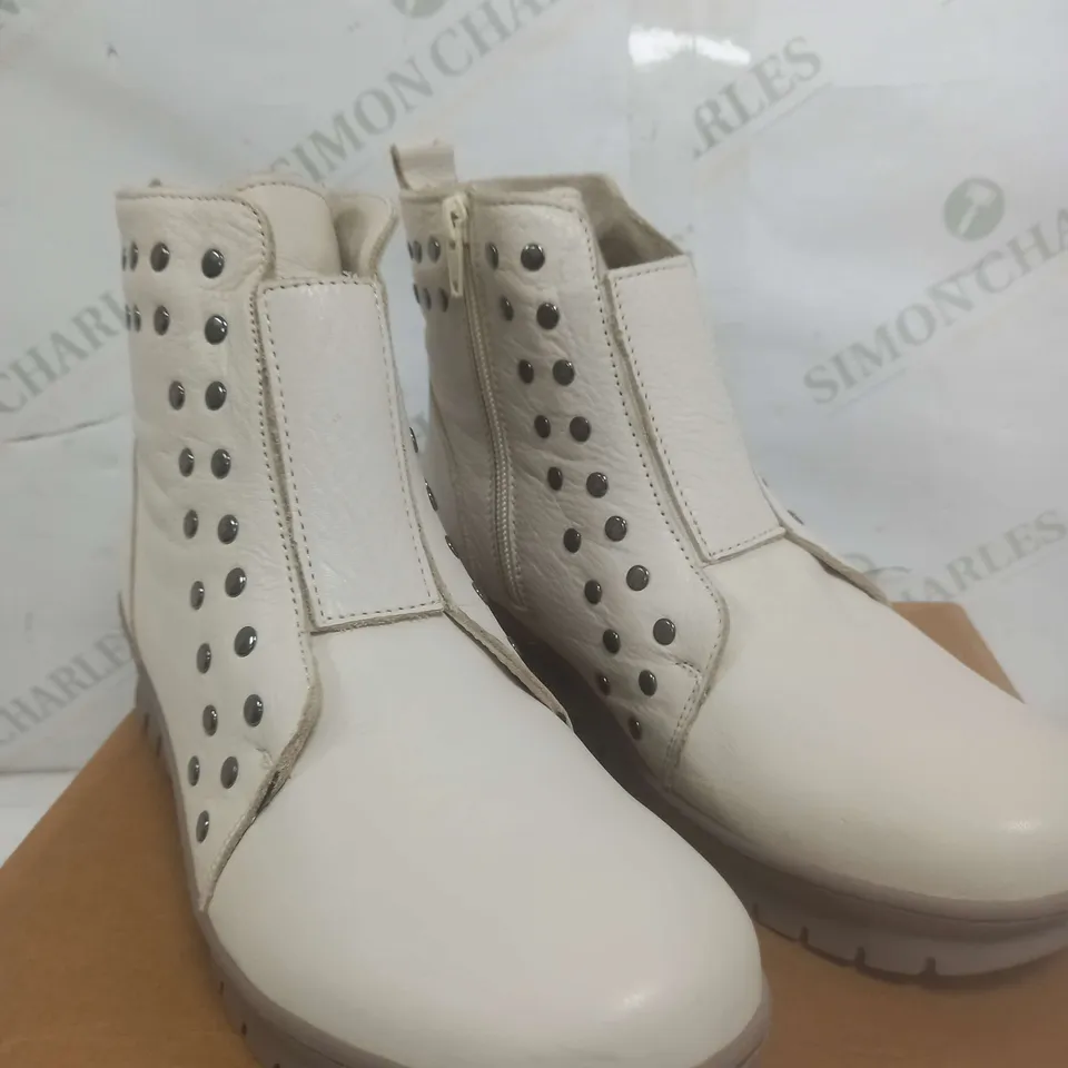 BOXED PAIR OF ADESSO ADDISON LEATHER BOOTS IN WINTER WHITE SIZE 6