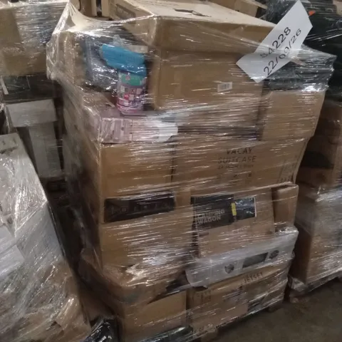 PALLET OF ASSORTED E-COMMERCE GOODS AND PRODUCTS TO INCLUDE; A LARGE QUANTITY OF SUITCASES AND CABIN BAGS, CAMPING WAGON, PARASOL BASE, FLOOR FAN,  DOUBLE OUTDOOR SOCKET ETC
