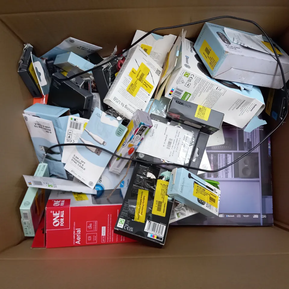 BOX OF APPROX 30 ASSORTED ELECTRICAL ITEMS TOO INCLUDE EARPHONES, AERIALS AND FIRE STICK 