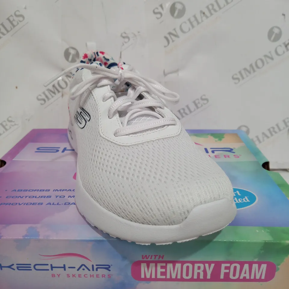 BOXED PAIR OF WHITE SKETCH-AIR TRAINERS SIZE 3.5 