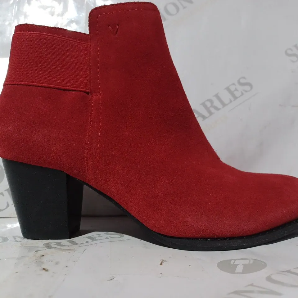 BOXED PAIR OF VIONIC ZIP UP BLOCK HEEL BOOTS IN RED UK SIZE 6