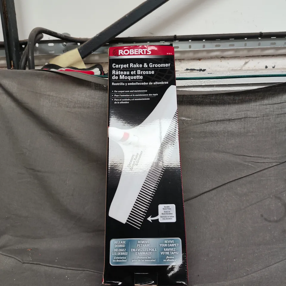 ROBERTS CARPET RAKE AND GROOMER REMOVES PET HAIR BOXED