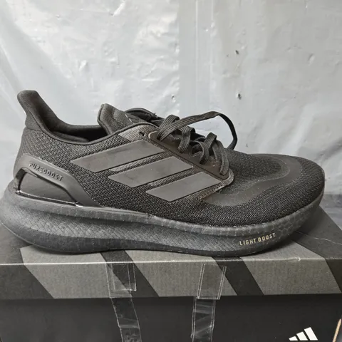 BOXED PAIR OF ADIDAS PUREBOOST 5 TRAINERS IN BLACK - UK 9