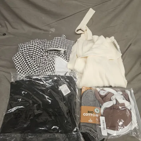 APPROXIMATELY 20 ASSORTED CLOTHING PRODUCTS IN VARIOUS STYLES & SIZES TO INCLUDE PANTS, T-SHIRTS, DRESSES ETC