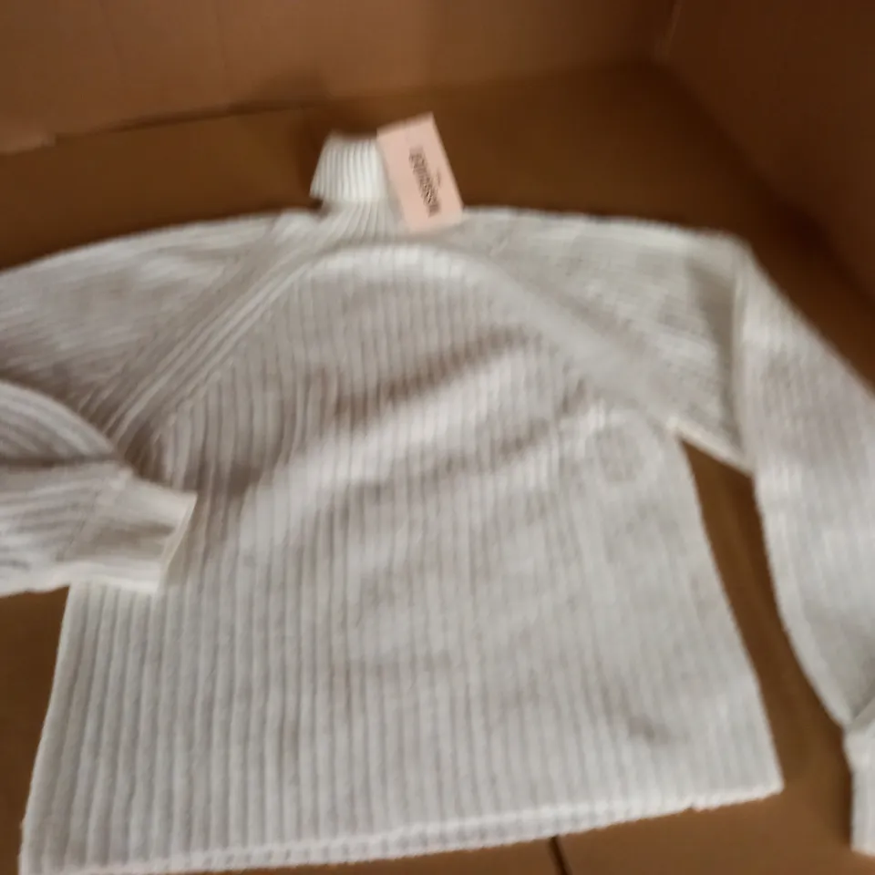 MISSGUIDED TALL TUCK SLEEVE ROLL NECK JUMPER IN WHITE - UK 6/8
