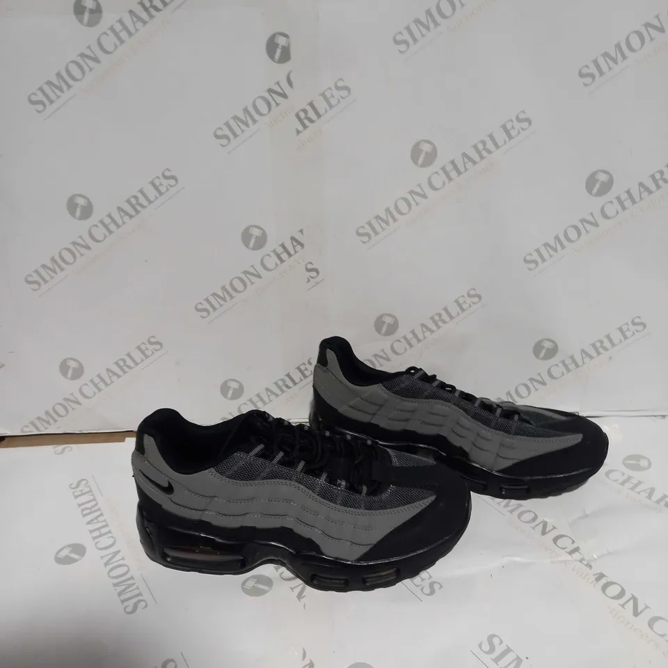 UNBOXED PAIR OF NIKE AIRMAX UK 6 