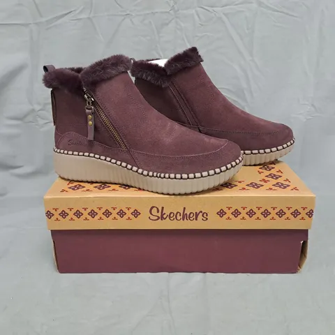 BOXED PAIR OF SKECHERS WILSHERE BOOTS IN WINE SIZE 6.5