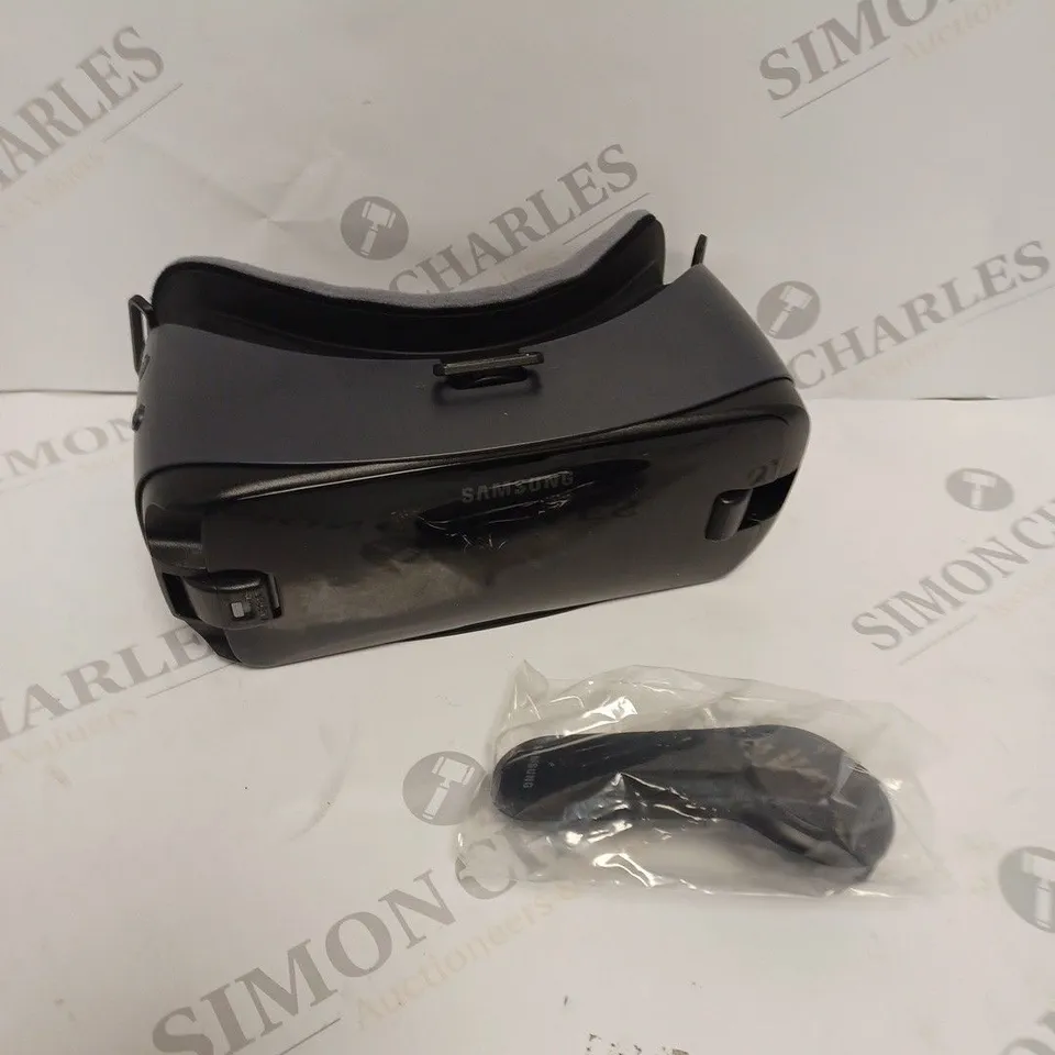 BOXED SAMSUNG GEAR VR WITH CONTROLLER 
