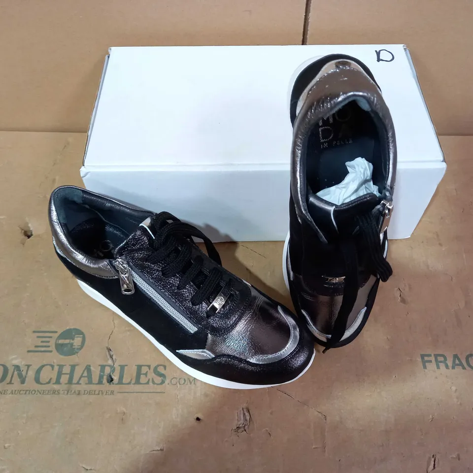 BOXED PAIR OF MODA IN PELLE TRAINERS - SIZE 41