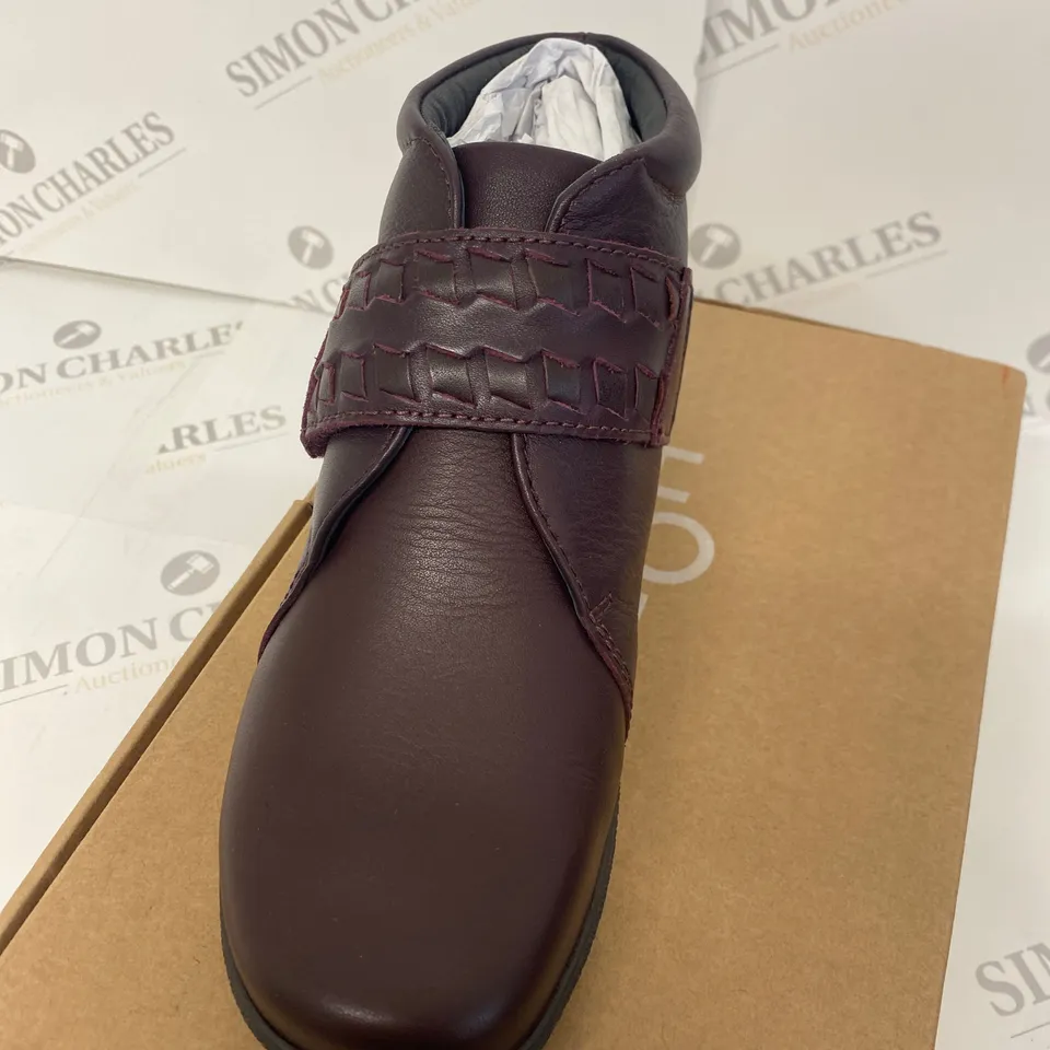 BOXED PAIR OF HOTTER BURGUNDY SHOES SIZE 4.5