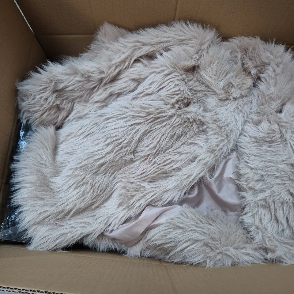 APPROXIMATELY 25 ASSORTED CLOTHING AND FASHION PRODUCTS IN VARIOUS STYLES AND SIZES - COLLECTION ONLY