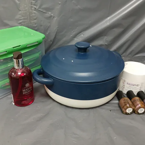 APPROXIMATELY 10 ASSORTED HOUSEHOLD/BEAUTY PRODUCTS TO INCLUDE LOCKABLE STORAGE CONTAINERS, HOT POT PAN, DETOX PADS ETC
