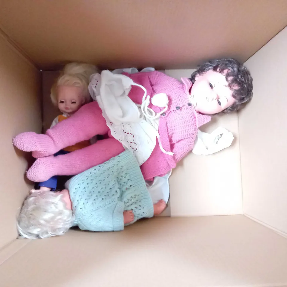 BOX OF APPROX 5 ITEMS TO INCLUDE DOLLS AND A LARGE TIDY TRAY