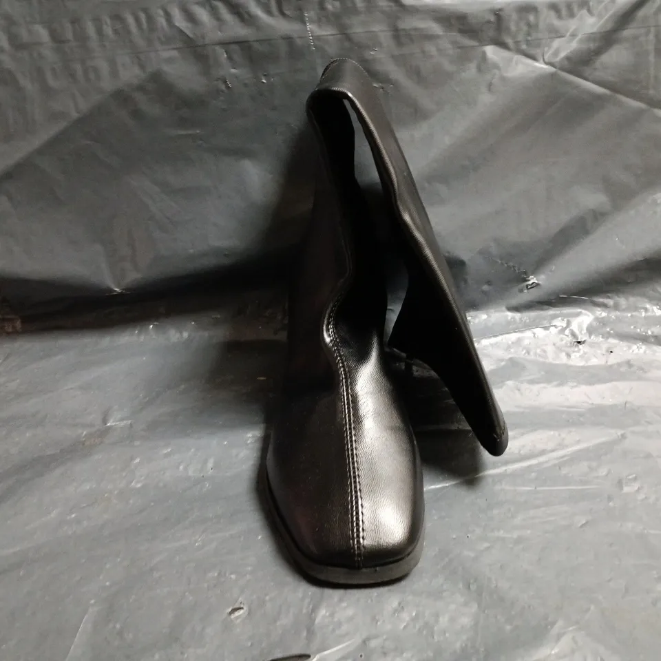 BOXED PAIR OF UNBRANDED LOW BLOCK HEEL KNEE-HIGH BOOTS IN BLACK SIZE EU 39