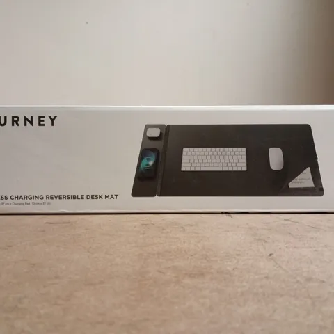 BOXED JOURNEY ALTI WIRELESS CHARGING REVERSIBLE DESK MAT