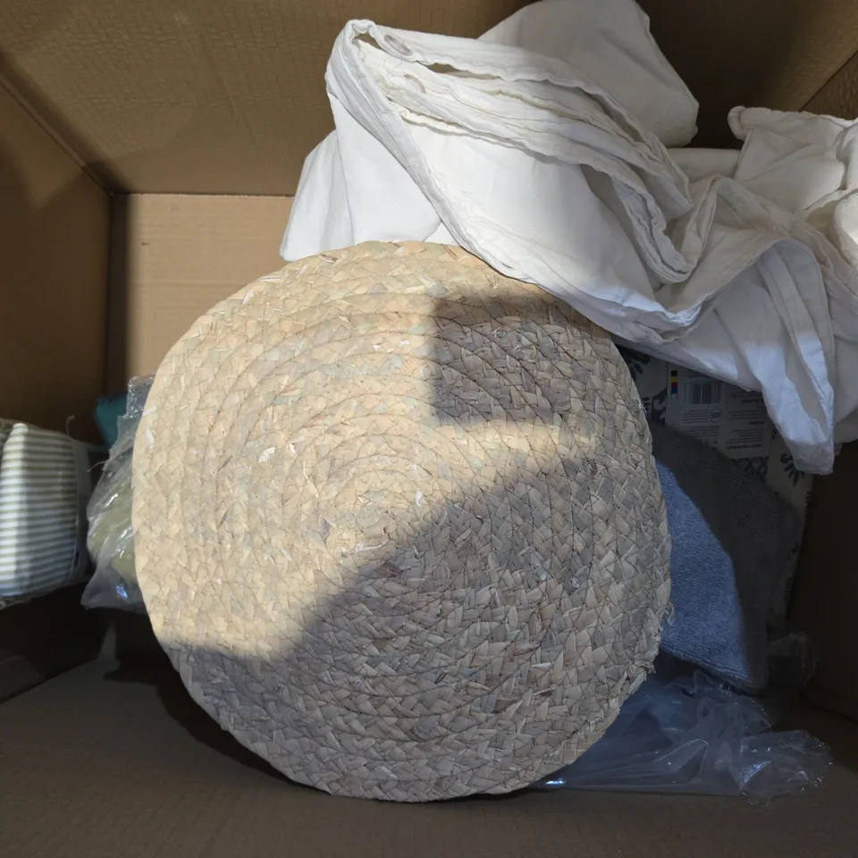 BOX OF APPROXIMATELY 8 ASSORTED BEDDING ITEMS TO INCLUDE - EASY CARE FITTED SHEET SINGLE , EMBOSSED FLOWER DUVET SET KING SIZE ETC