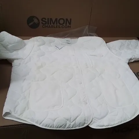 BOXED BRAND NEW APPROXIMATELY 5 SIMPLY BE QUILTED WHITE JACKET SIZE 22