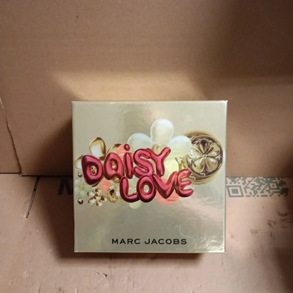 MARC JACOBS DAISY LOVE GIFT SET – DAISY BOTTLE WITH TRAVEL SPRAY