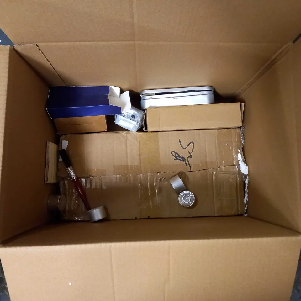 LOT OF APPROX 10 ASSORTED HOUSEHOLD ITEMS TO INCLUDE: LAUNDRY BASKET, CHUNKY KNIT THROW, BOXED MOTTI COFFEE PODS