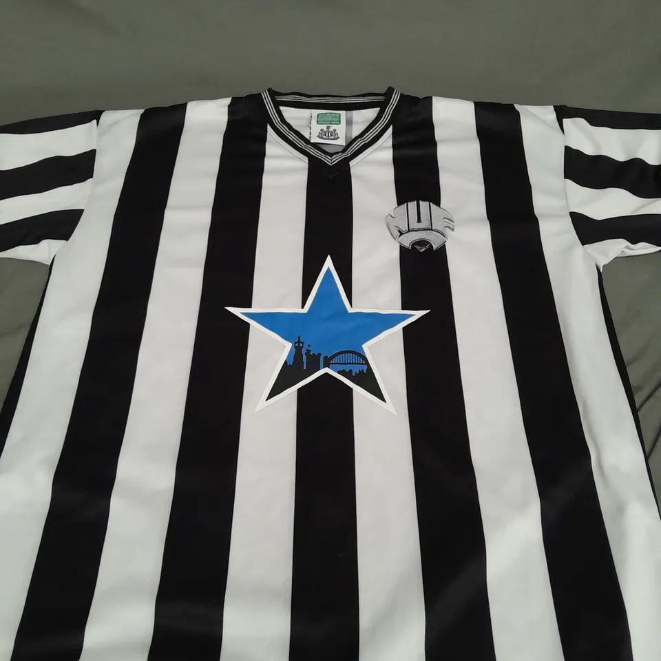 RETRO NEWCASTLE UNITED FC SHIRT SIZE M