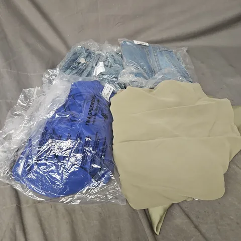 APPROXIMATELY 20 ASSORTED CLOTHING ITEMS IN VARIOUS STYLES AND SIZES 