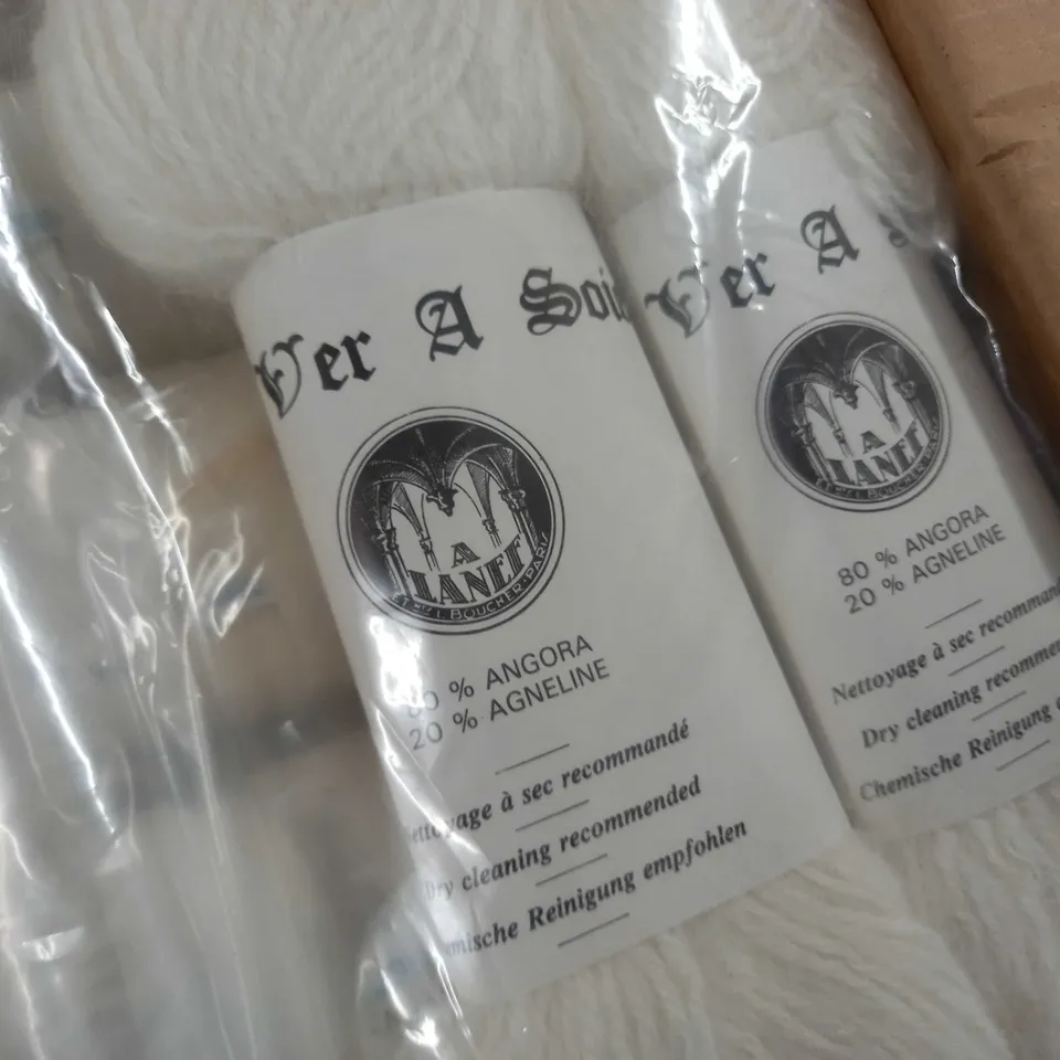 LARGE QUANTITY OF VER A SOIE STRING IN WHITE/GREY