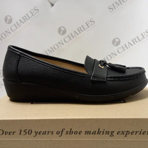 BOXED CUSHION WALK TASSLE LOAFERS, BLACK - SIZE 7