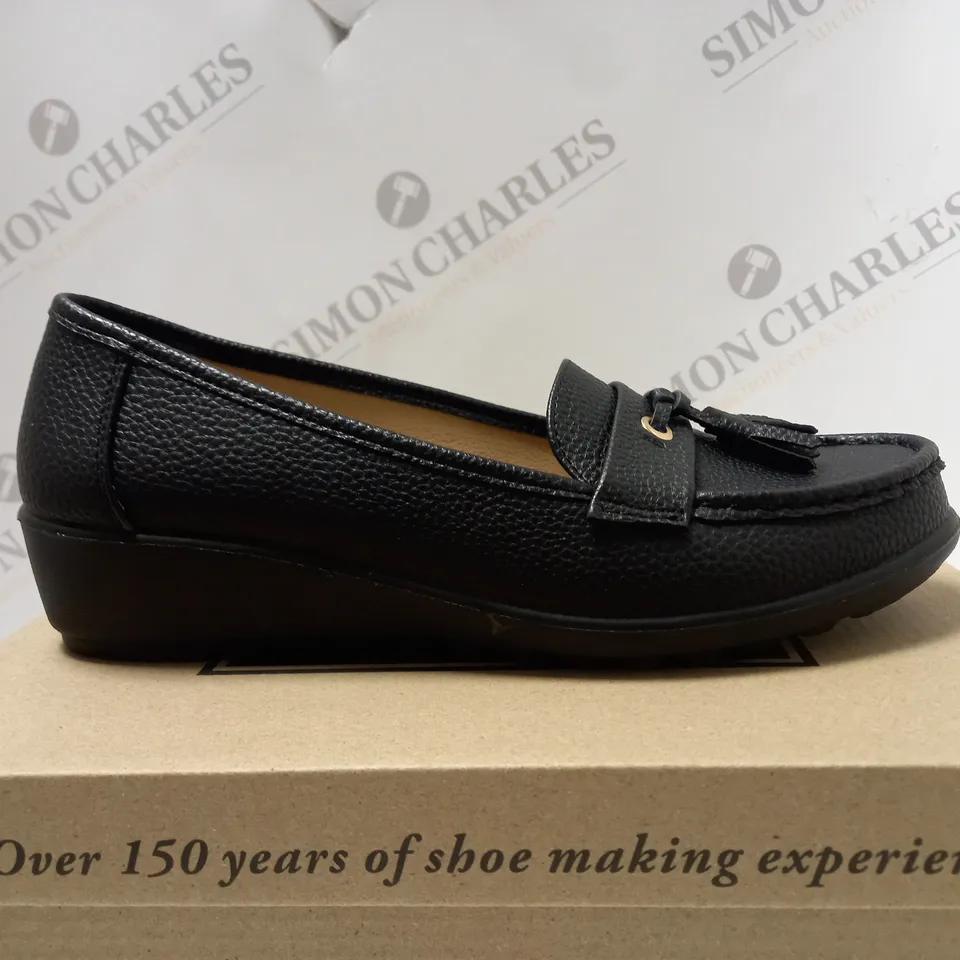 BOXED CUSHION WALK TASSLE LOAFERS, BLACK - SIZE 7