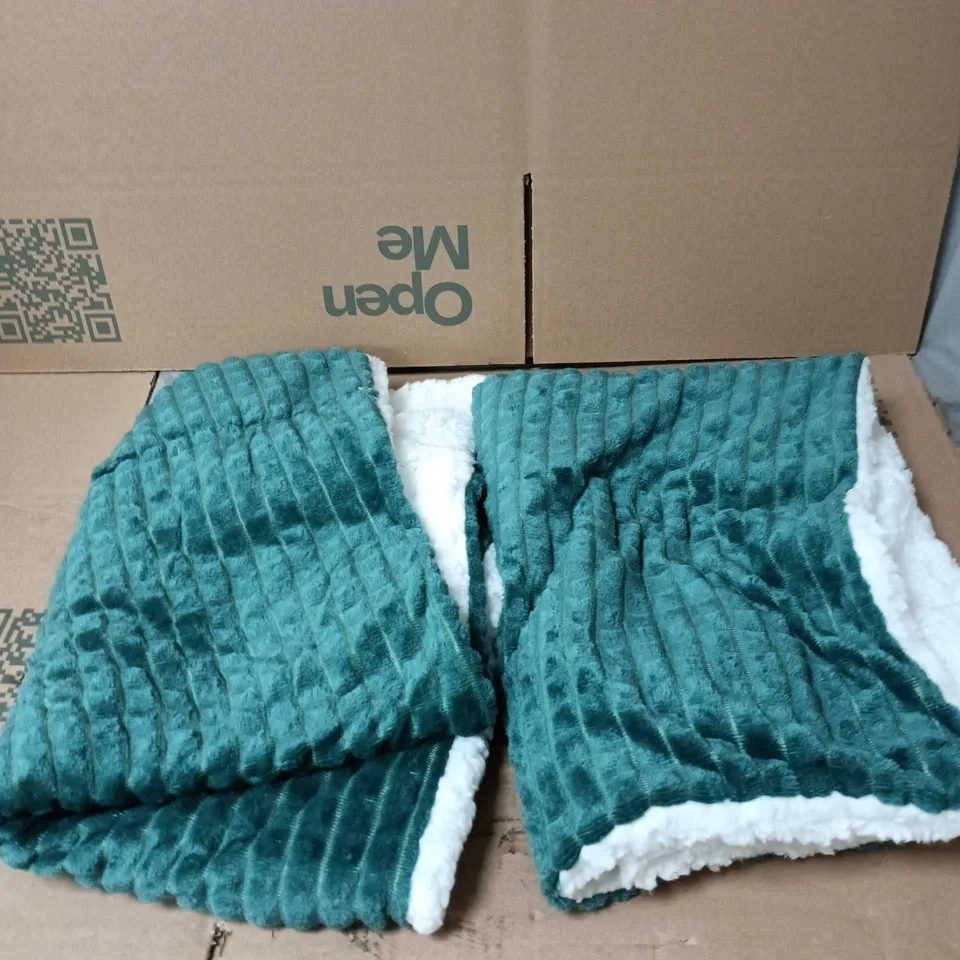 REVERSIBLE DUVET/THROW AND 2 PILLOW SET (GREEN/WHITE) SIZE UNSPECIFIED 