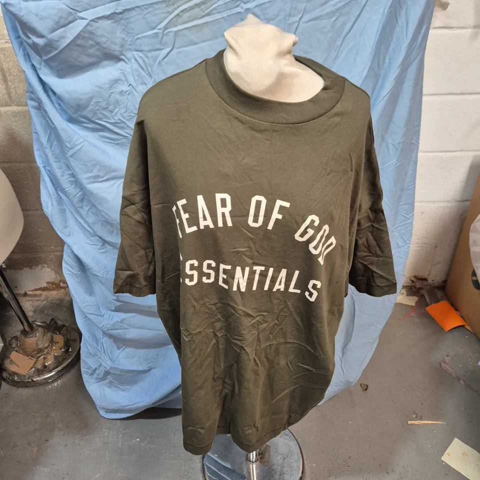 FEAR OF GOD ESSENTIALS T-SHIRT – OLIVE GREEN – UK SMALL (SML SIZE)