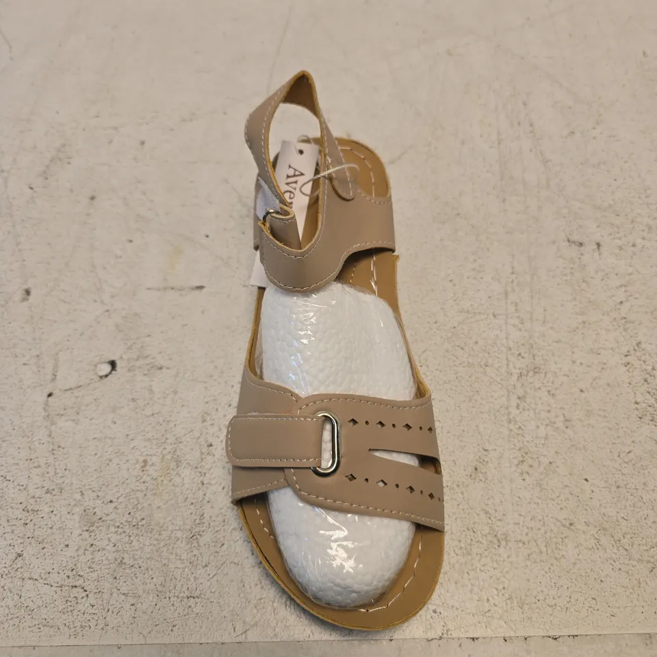 AVERY LANE SANDALS – WOMEN’S, BEIGE LEATHER STRAPS, UK 7 (EU 40)