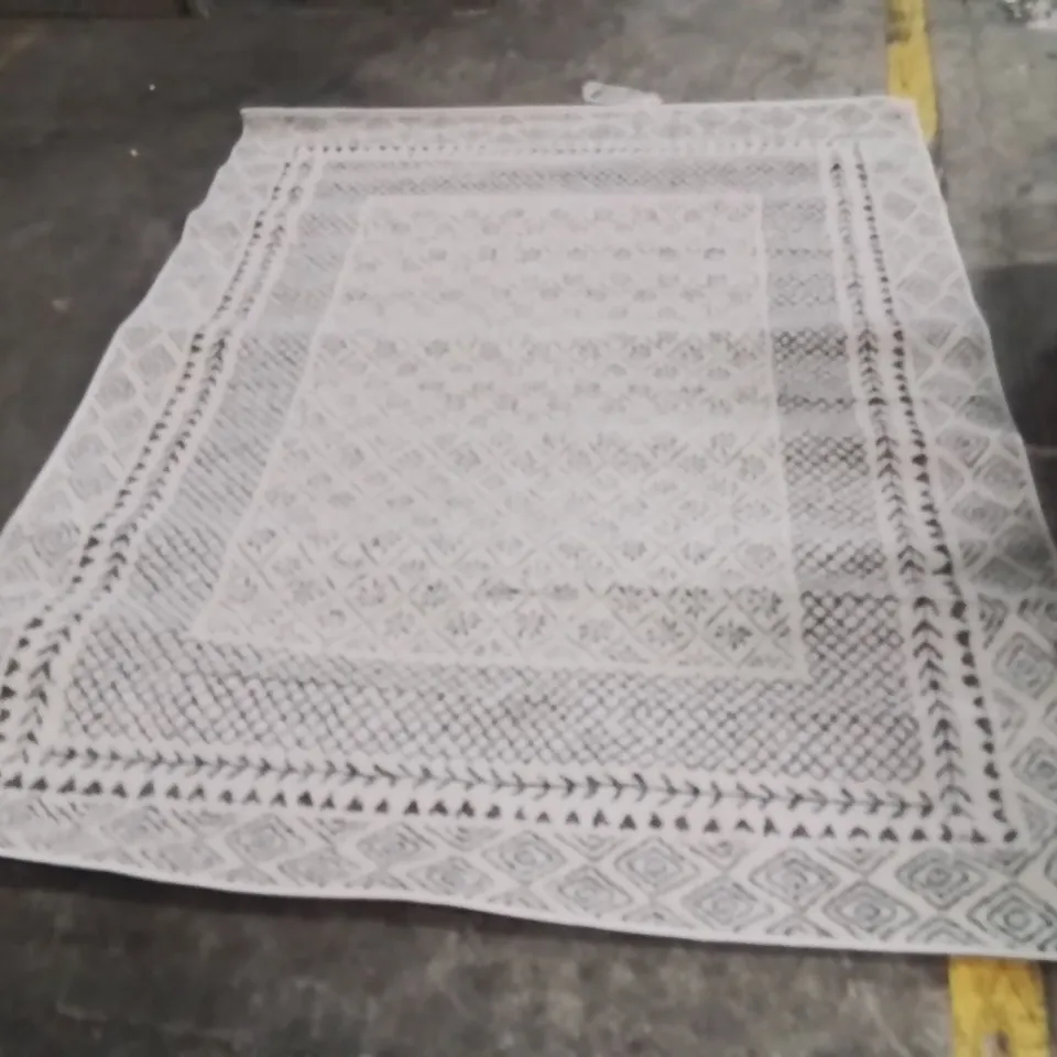 QUALITY DESIGNER AREA RUG - APPROXIMATELY 220x160