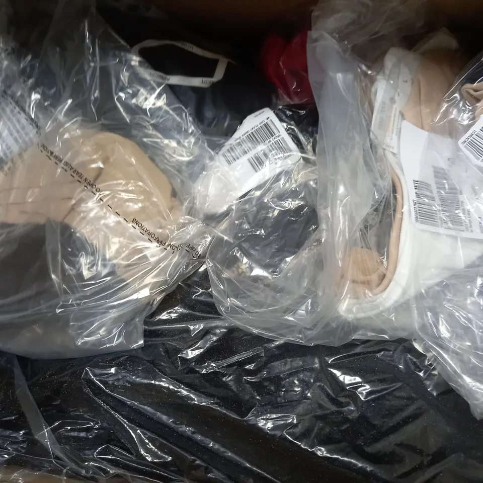 APPROXIMATELY 20 ASSORTED ITEMS OF WOMEN'S CLOTHING TO INCLUDE RUTH LANGSFORD PEN SKIRT SIZE 14, FINERY SKIRT SIZE 10