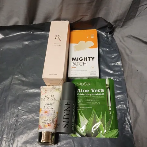 APPROXIMATELY 30 ASSORTED COSMETICS INCLUDING NOSE PATCHES, GINSENG CLEANSING OIL, BODY LOTION, ALOE VERA FACE MASK, SHYNE HAIR AND BEARD OIL ETC
