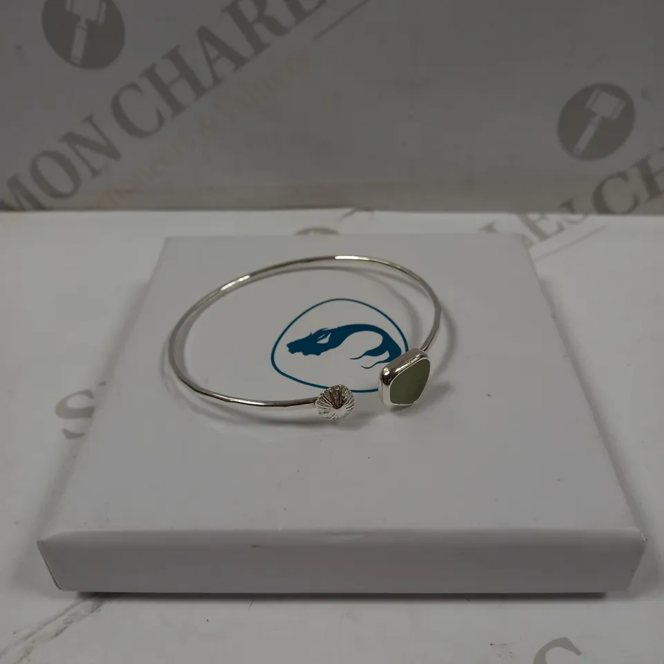 DESIGNER SILVER EFFECT WITH STONE BANGLE 