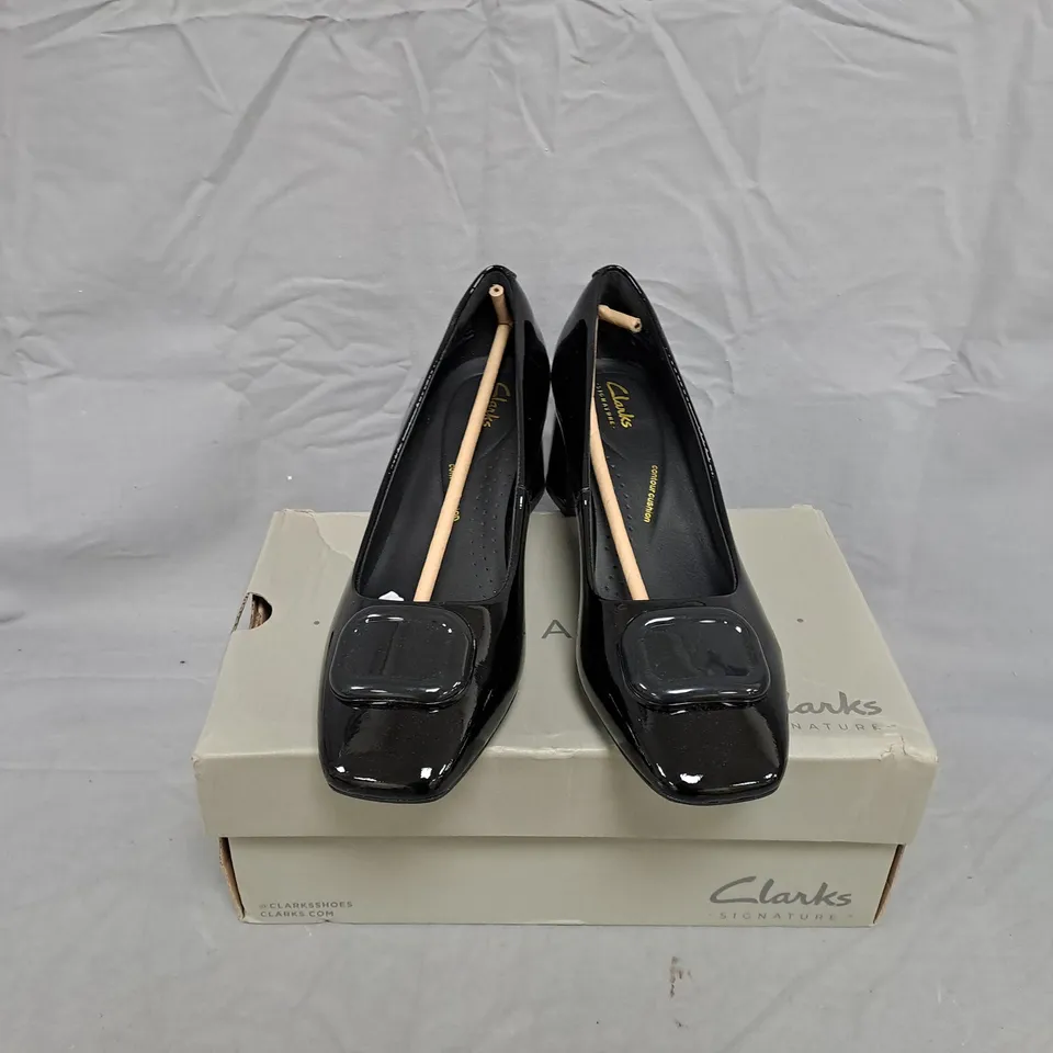 CLARKS SIGNATURE FERNE TRIM BLACK PATENT HEELS – WOMEN'S, UK7