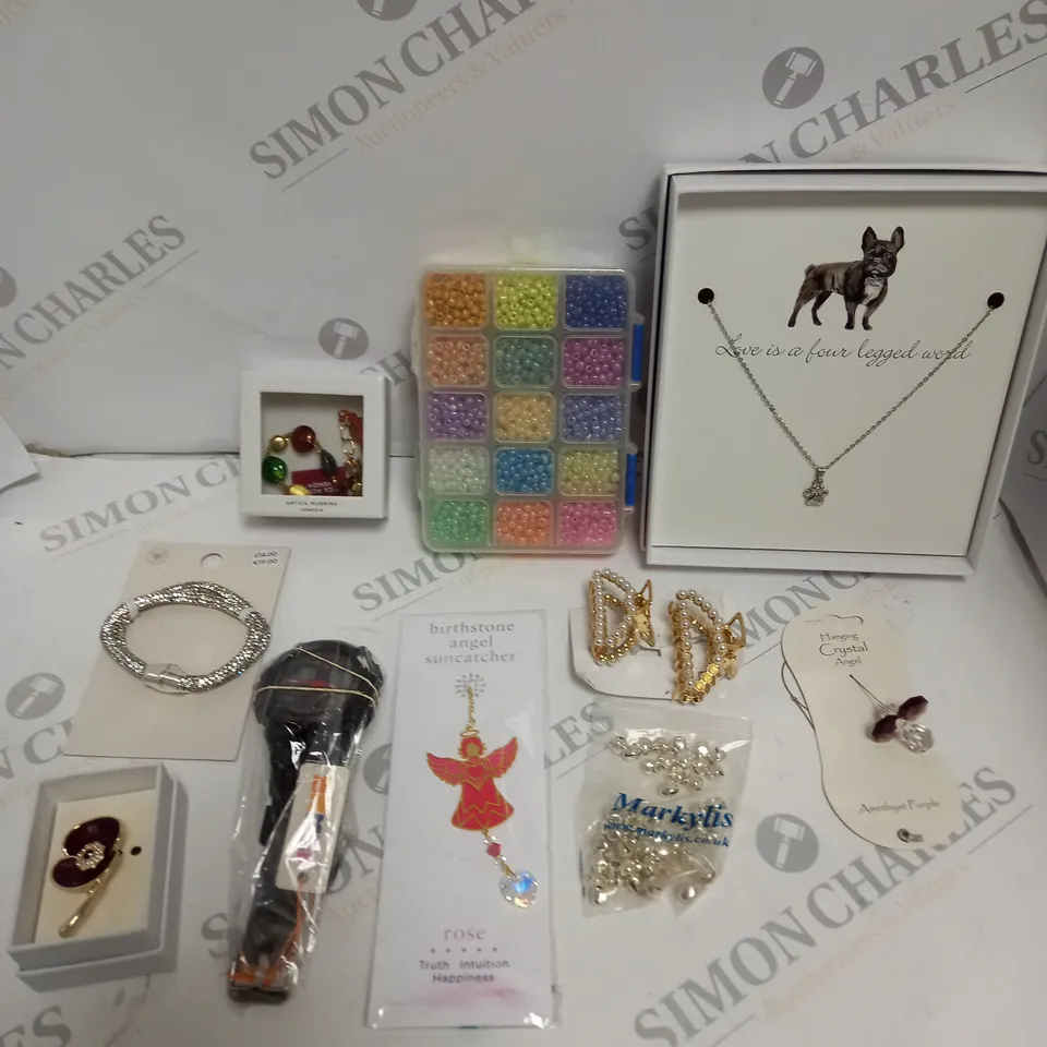 APPROXIMATELY 30 ASSORTED JEWELLERY ITEMS IN VARIOUS STYLES TO INCLUDE EARRINGS, NECKLACES, WATCHES ETC	