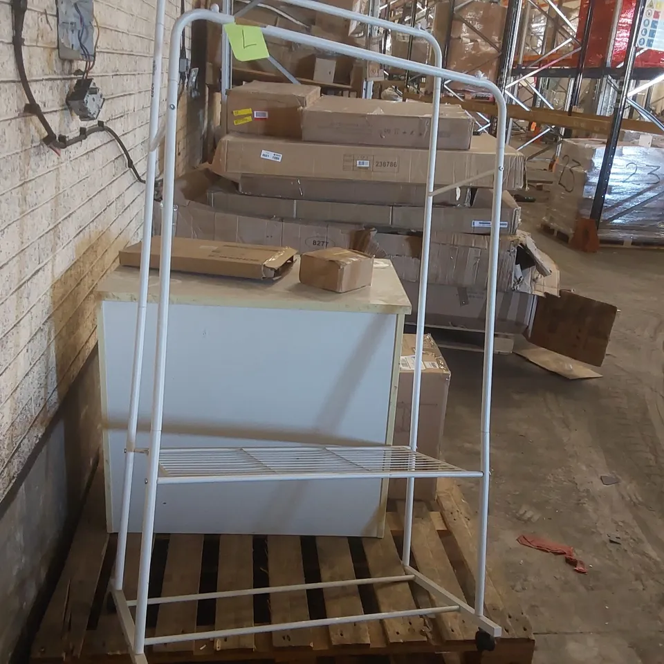 PALLET CONTAINING ASSORTED FURNITURE ITEMS