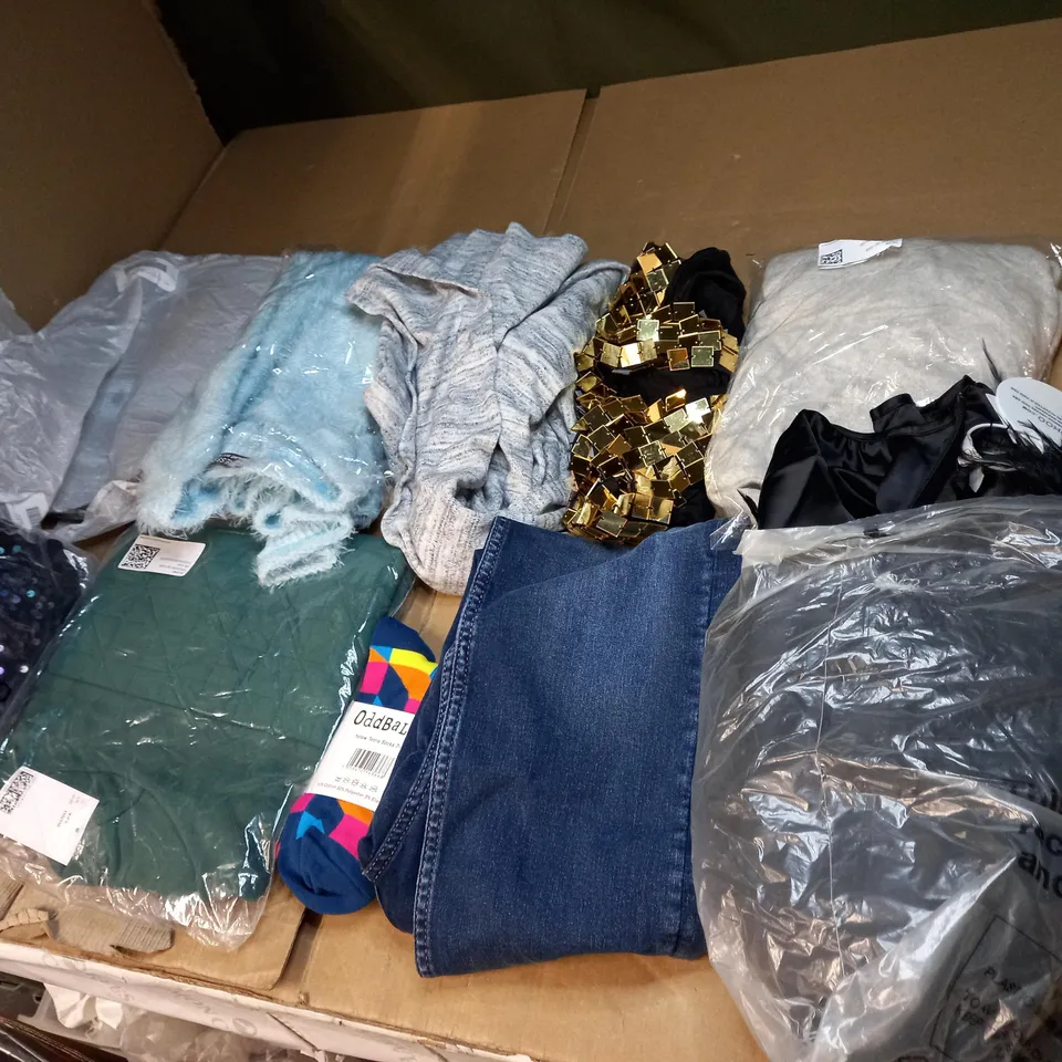 LOT OF APPROX 20 ASSORTED CLOTHING ITEMS VARYING IN SIZE/COLOUR/STYLE TO INCLUDE: TROUSERS, DRESSES, JUMPERS