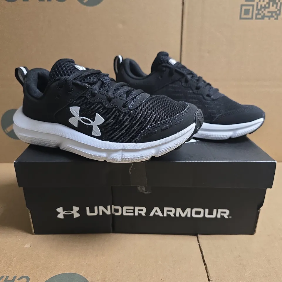 BOXED PAIR OF UNDER ARMOUR TRAINERS IN BLACK/WHITE SIZE UK 4