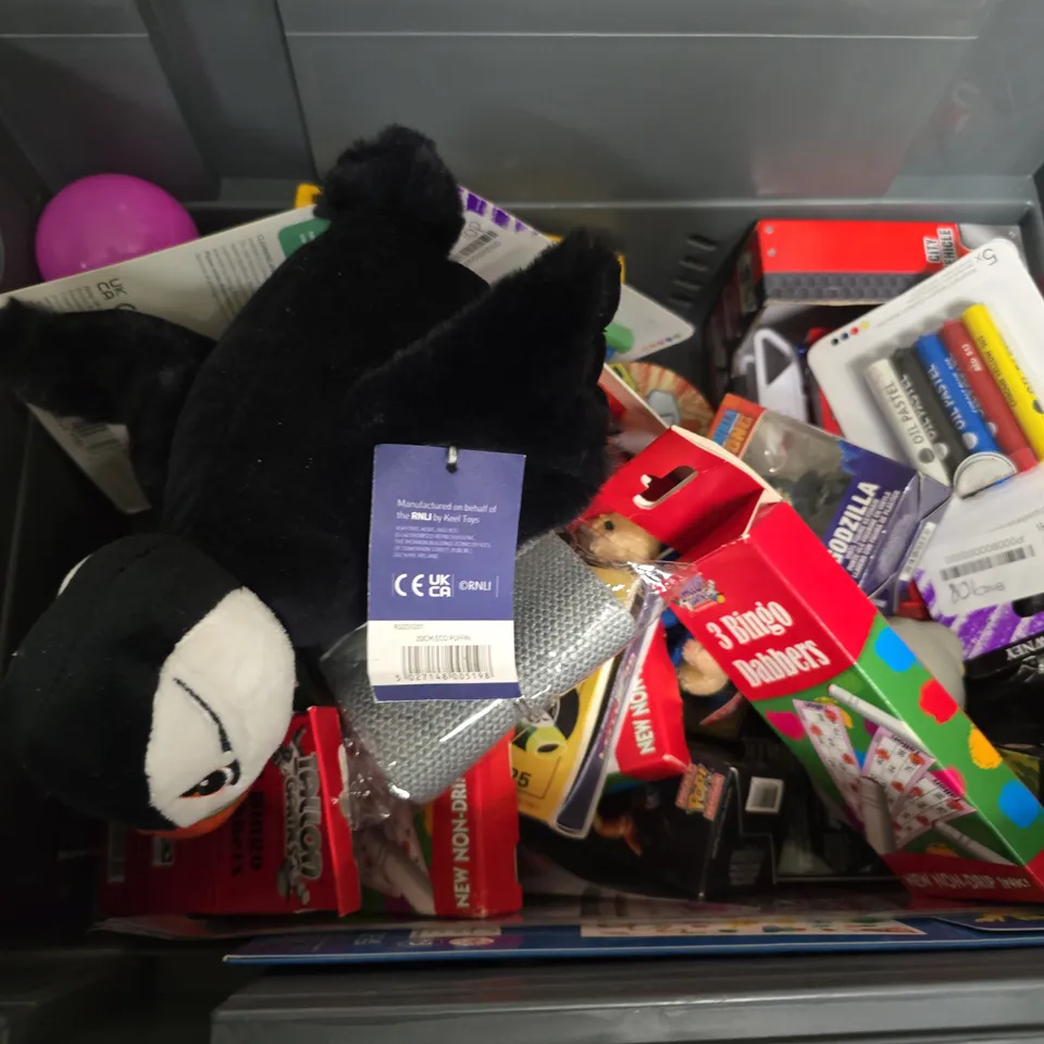 APPROXIMATELY 10 ASSORTED TOYS & GAMES PRODUCTS TO INCLUDE UNO CARD GAME , WATER GUNS , ETC 