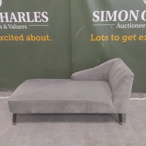 QUALITY EX-SHOWROOM CHAISE LONGUE UPHOLSTERED IN SOFT GREY FABRIC 