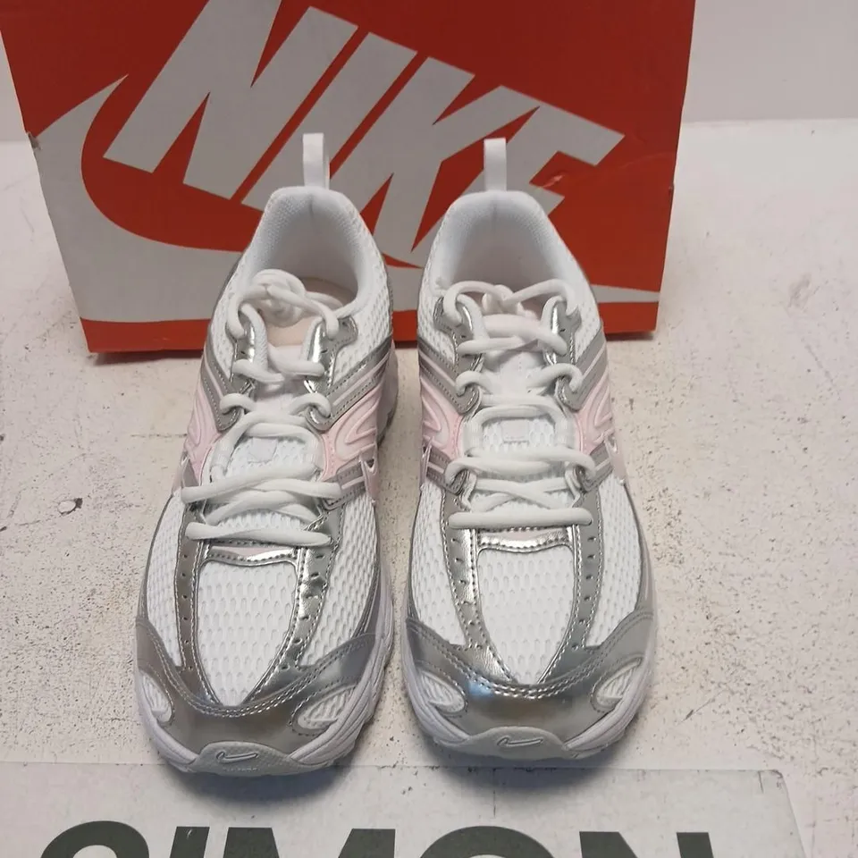NIKE AIR MAX MOTO 2K (GS) KIDS' TRAINERS – UK 6 (EU 40)