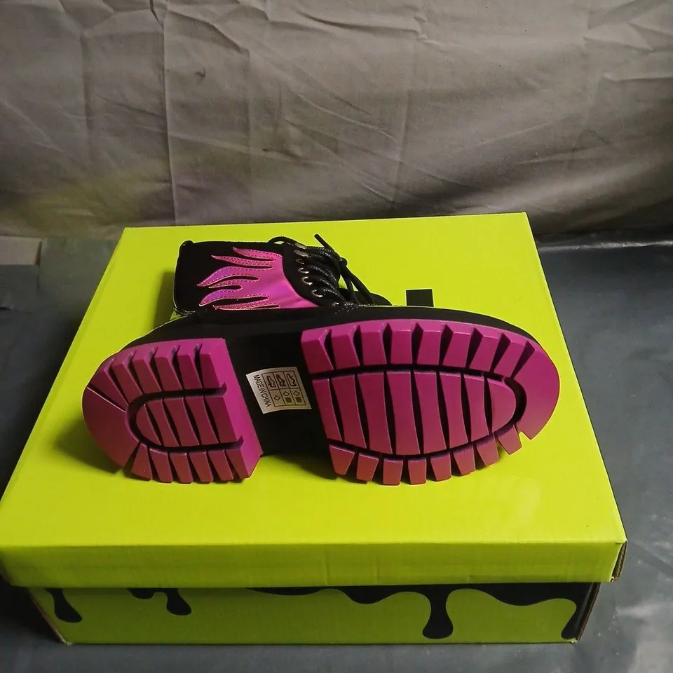 KOI KIDZ BLACK PATENT & SUEDE PLATFORM BOOTS WITH PINK FLAME SIDE PANELS – SIZE 11