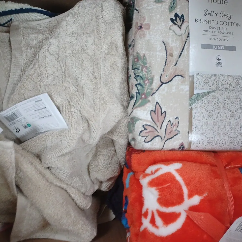 BOX OF APPROXIMATELY 15 ASSORTED HOUSEHOLD ITEMS TO INCLUDE HAND TOWELS, DUVET SETS, ETC IN VARIOUS STYLES AND SIZES - COLLECTION ONLY