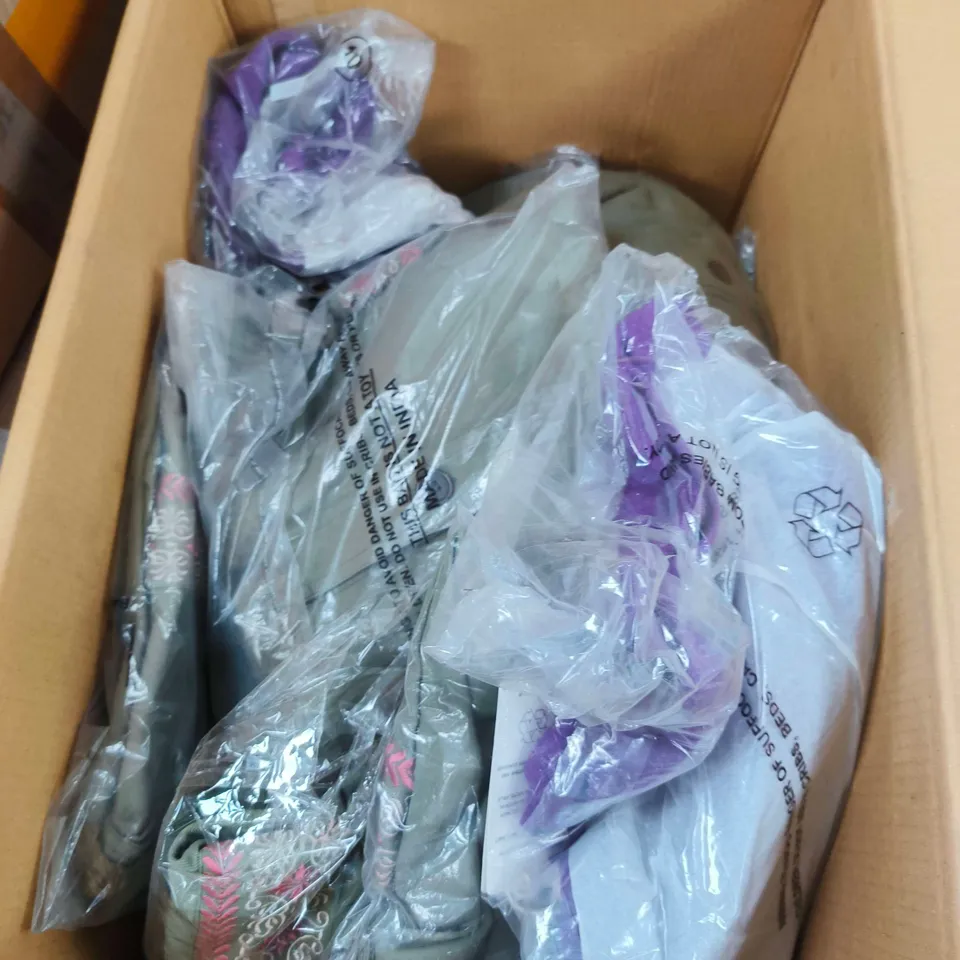 APPROXIMATELY 15 ASSORTED WOMENS CLOTHING ITEMS IN VARIOUS SIZES & STYLES