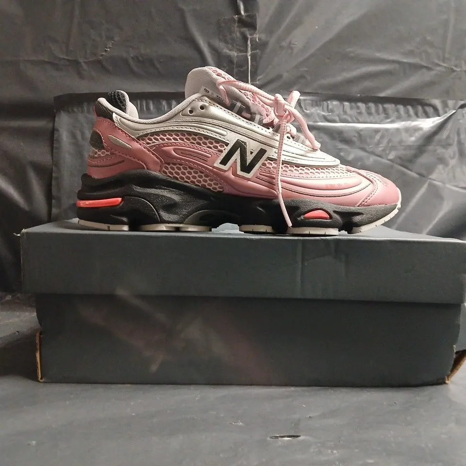 BOXED PAIR OF NEW BALANCE 1000 TRAINERS IN PINK/SILVER SIZE UK 4.5