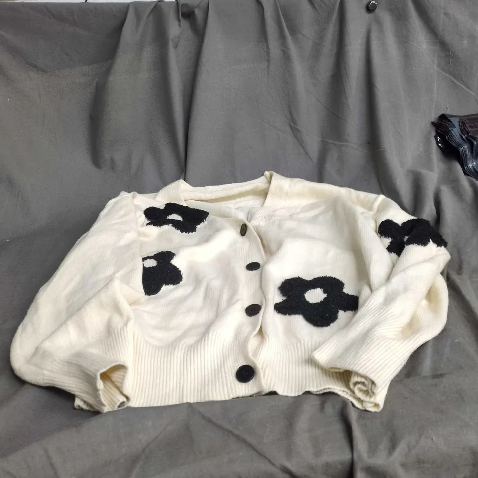 BOX OF APPROXIMATELY 25 ASSORTED CLOTHING ITEMS INCLUDING BLACK JEANS , FLORAL PATTERN CARDIGAN AND VATAN BELT