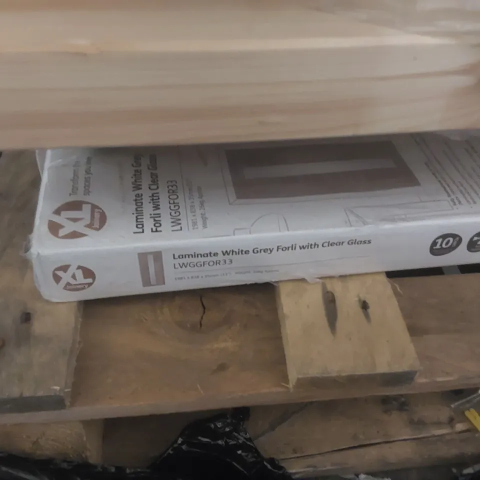PALLET CONTAINING A VERY LARGE QUANTITY OF ASSORTED WOODEN INTERNAL DOORS